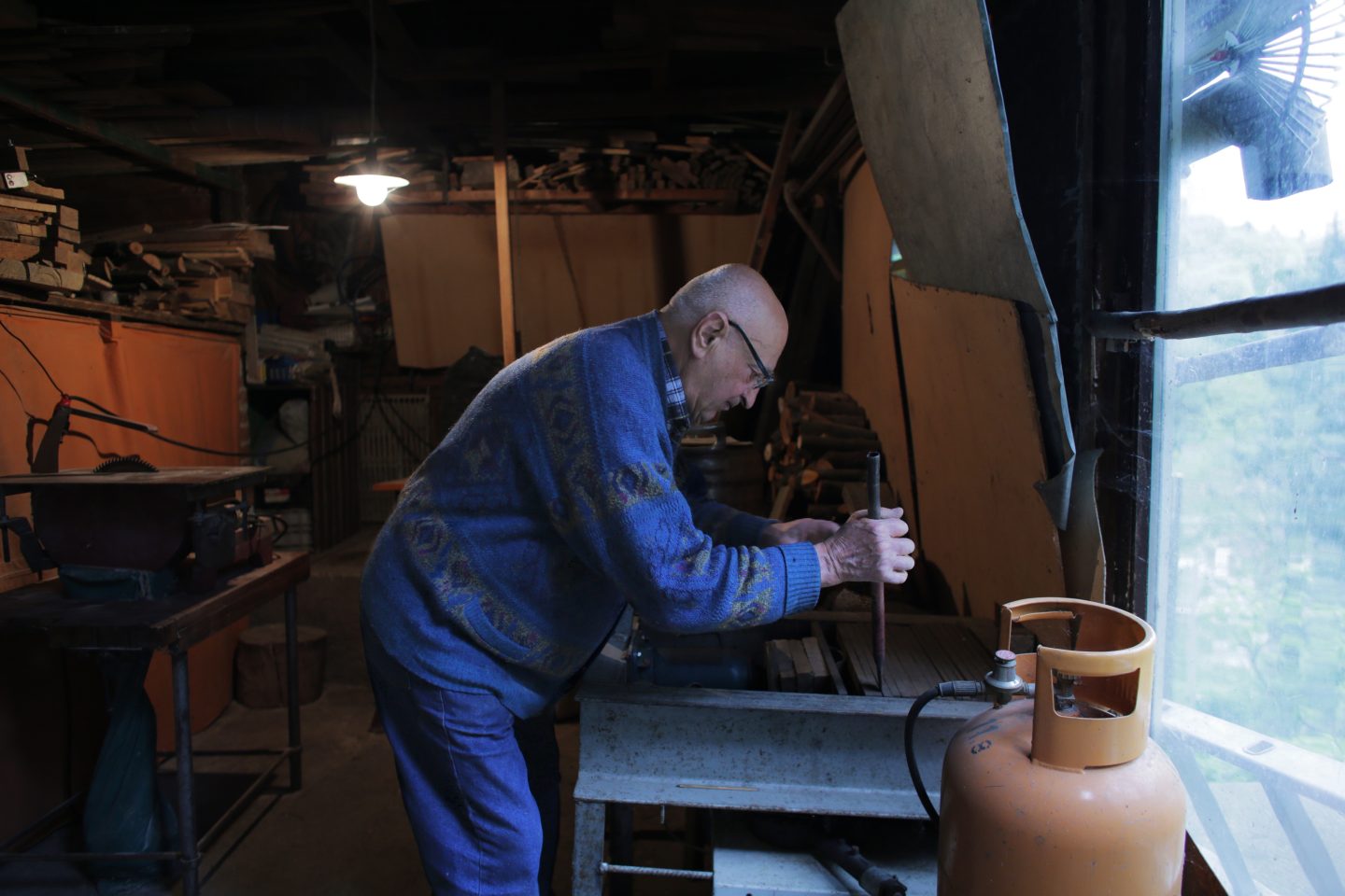 the combmaker at work, Bojan Mrđenović